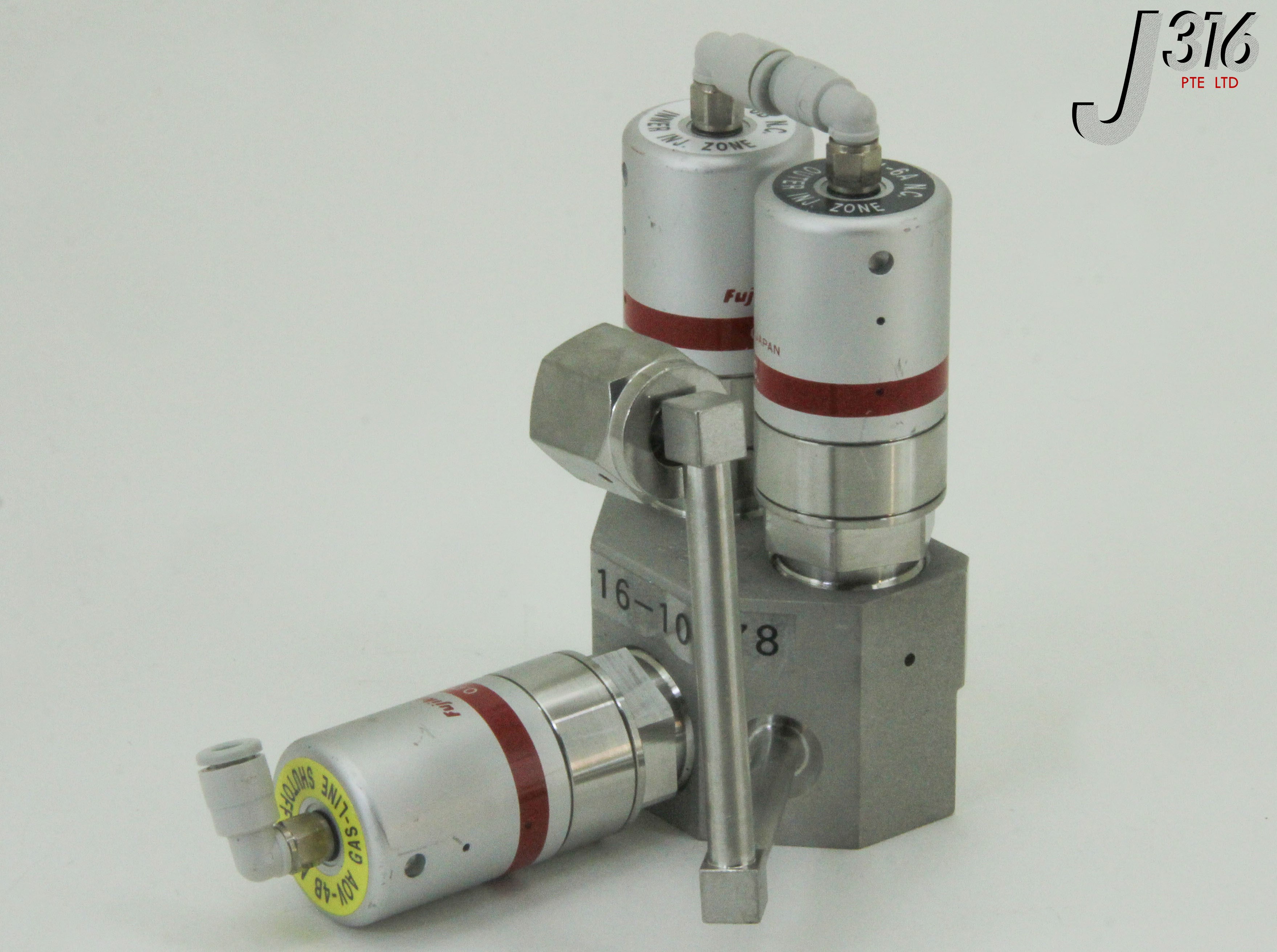 10678 LAM RESEARCH FUJIKIN PNEUMATIC VALVE ASSEMBLY MANIFOLD 796